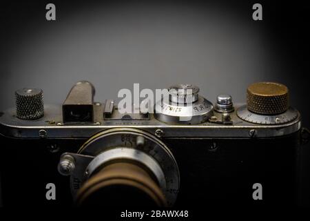 Primo piano della fotocamera vintage. Vecchia tecnologia retrò. Foto Stock