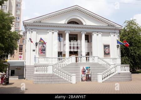 TUAPSE, RUSSIA-LUGLIO 2018: Edificio del cinema e del centro ricreativo la Russia è sulla via Karl Marx. È iscritto nel registro storico Foto Stock