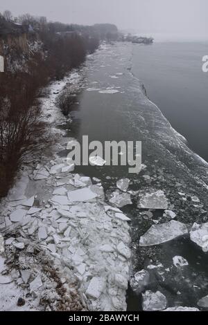 Danubio durante un inverno molto freddo. Ghiaccio e iceberg sull'acqua Foto Stock