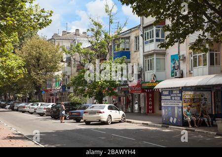 TUAPSE, RUSSIA-LUGLIO 2018: Via Karl Marx con il famoso vicolo degli alberi di platano. E' una delle strade centrali della citta' con passerelle pedonali Foto Stock