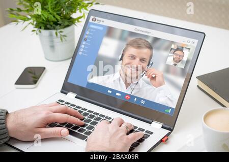 Parlare virtuale con amici, colleghi e utilizzare una videoconferenza. Apprendimento remoto o lavoro. Quarantena domestica o prevenzione di infezioni da coronavirus Foto Stock