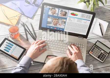 Parlare virtuale con amici, colleghi e utilizzare una videoconferenza. Apprendimento remoto o lavoro. Quarantena domestica o prevenzione di infezioni da coronavirus Foto Stock