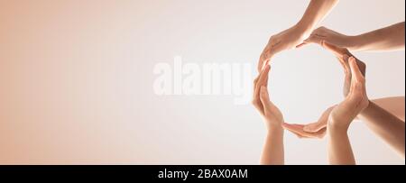 Simbolo e forma del cerchio creato da Hands.The concetto di unità, cooperazione, partnership, lavoro di squadra e carità. Foto Stock