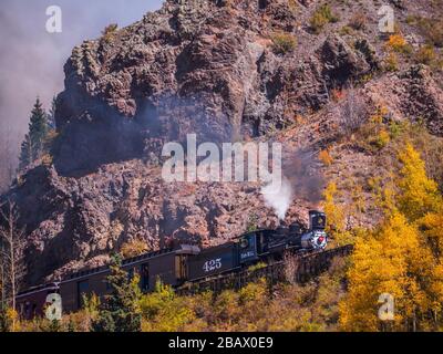 La locomotiva 425 sale il grado del quattro per cento verso Windy Point, Cumbres & Toltec Scenic Railroad tra Chama, New Mexico, e Antonito, Colorado. Foto Stock