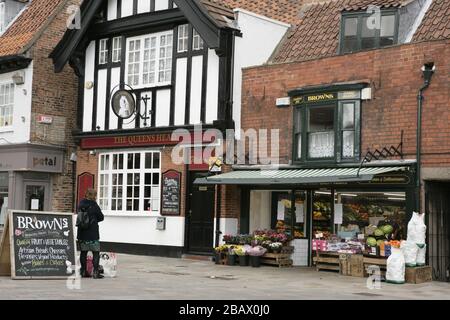 Distanziamento sociale al negozio di fruttivendolo, Beverley, East Riding of Yorkshire, COVID-19 coronavirus pandemic Foto Stock