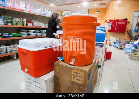 Amman, Giordania, 1 maggio 2009: Acqua potabile serbatoi di raffreddamento in vendita in un negozio ad Amman, Giordania. Foto Stock