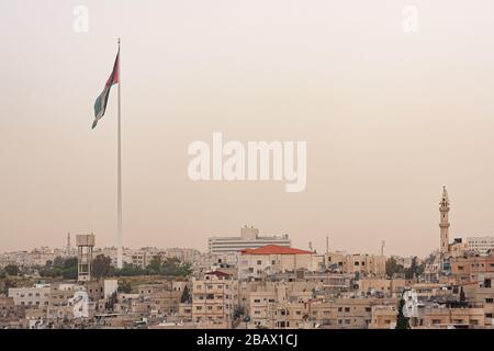 Il flagpole Raghadan, uno dei più alti flagpoli indipendenti del mondo, si erge su una collina ad Amman, in Giordania. Foto Stock