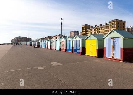 Colorate capanne sulla passeggiata lungomare, Brighton, Sussex, Regno Unito Foto Stock