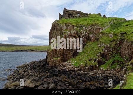 Rovina del Castello di Duntulm, Trotternish, Isola di Skye, Scozia, Regno Unito la maggior parte di ciò che rimane è il 17 ° secolo MacDonald Castle Foto Stock