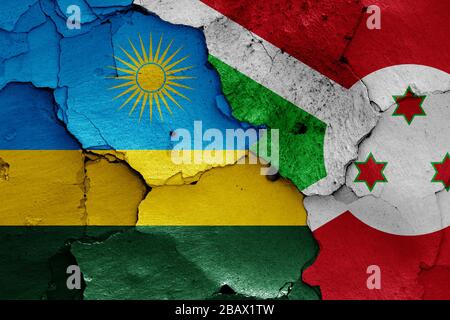 Bandiere del Ruanda e del Burundi dipinte su un muro spaccato Foto Stock