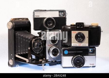 Fotocamere vintage. Raccolta di vecchie fotocamere Kodak analogiche Foto Stock