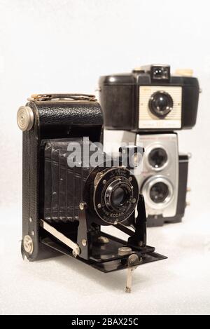 Fotocamere vintage. Raccolta di vecchie fotocamere Kodak analogiche Foto Stock