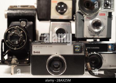 Fotocamere vintage. Raccolta di vecchie fotocamere Kodak analogiche Foto Stock