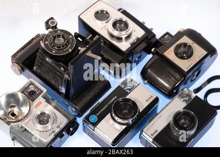 Fotocamere vintage. Raccolta di vecchie fotocamere Kodak analogiche Foto Stock