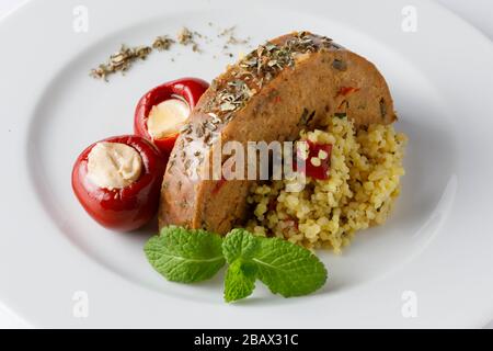 Vegano arrosto con insalata di quinoa e farcite peperone rosso Foto Stock