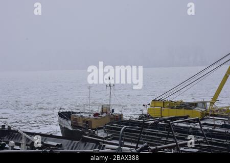 Un inverno molto freddo sul Danubio. Il fiume è avvolto in ghiaccio. Foto Stock