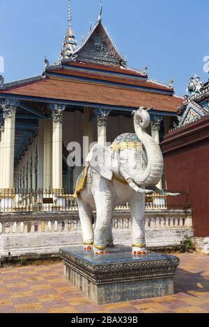 Scultura di elefante bianco di fronte al Tempio della Pagoda Buddista Damrey Sor a Battambang, Cambogia Foto Stock