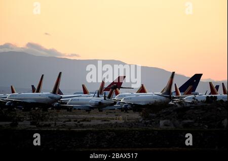 Victorville, California, Stati Uniti. 27 marzo 2020. Victorville, California, Stati Uniti - con il numero di voli notevolmente ridotto durante la pandemia COVID-19 molte compagnie aeree statunitensi stanno immagazzinando aerei inutilizzati presso l'aeroporto logistico della California del Sud in Victorville California. Credit: Neal Waters/ZUMA Wire/Alamy Live News Foto Stock