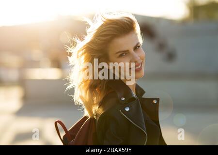 Ritratto di una giovane e bella donna al tramonto Foto Stock