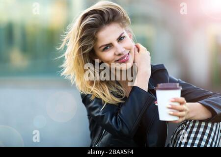 Ritratto di una giovane e bella donna al tramonto Foto Stock