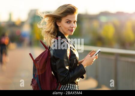 Ritratto di una giovane e bella donna al tramonto Foto Stock