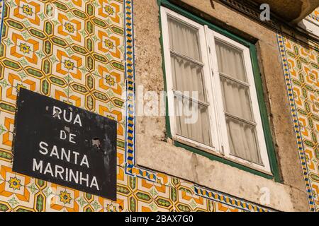 Facciata della casa di Lisbona con piastrelle di ceramica azulejos Foto Stock