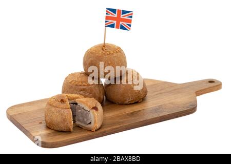 Piccole torte di maiale con una bandiera del Regno Unito Union Jack - sfondo bianco Foto Stock