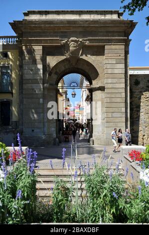 Appendendo ombrelloni multicolore appesi sopra le vie dello shopping di la Bastide Saint Louis, Carcassonne, Francia Foto Stock