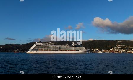 Nave da crociera Celebrity Silhouette a Puddefjorden, con partenza dal porto di Bergen, Norvegia. Foto Stock