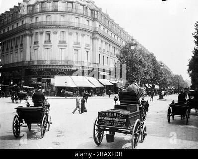 Pedoni e carrozze trainate da cavalli sul Boulevard des Capucines di fronte al Grand Hotel, Parigi, Francia, 1895. Foto Stock