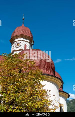 Chiesa piccola San Bartolomeo al Lago Koenigssee nelle Alpi Bavaresi, Germania Foto Stock