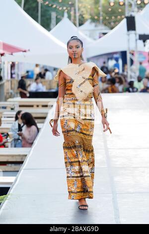 Quebec, Canada. Un modello cammina la pista alla sfilata di moda africana che si tiene durante il Fashion and Design Festival di Montreal Foto Stock