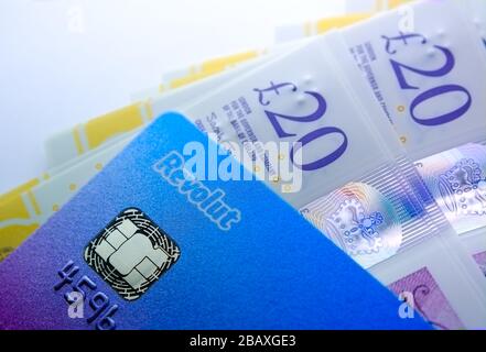 Carta bancaria Revolut posizionata sulla parte superiore di nuovo polimero 20 libbre note. Chiudi la foto. Foto Stock