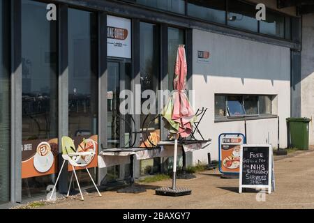 L'open bar locale serve caffè gratuito ai lavoratori NHS, mentre gli altri negozi sono chiusi a causa delle restrizioni alle distanzanze sociali imposte dal governo nazionale Foto Stock