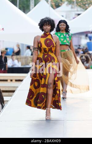 Quebec, Canada. Un modello cammina la pista alla sfilata di moda africana che si tiene durante il Fashion and Design Festival di Montreal Foto Stock