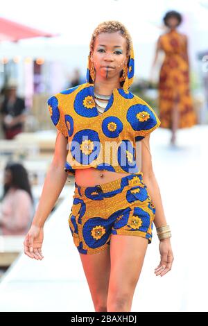 Quebec, Canada. Un modello cammina la pista alla sfilata di moda africana che si tiene durante il Fashion and Design Festival di Montreal Foto Stock