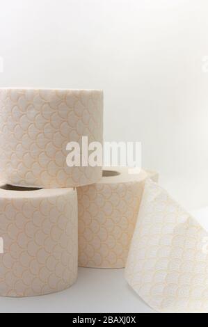 Immagine di alcuni rotoli di carta igienica con decorazioni impilate su sfondo bianco Foto Stock
