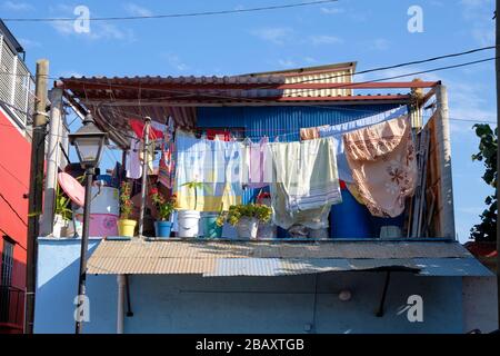 Piano superiore di Oaxaca casa con vestiti appesi a secco vista dalla strada Foto Stock