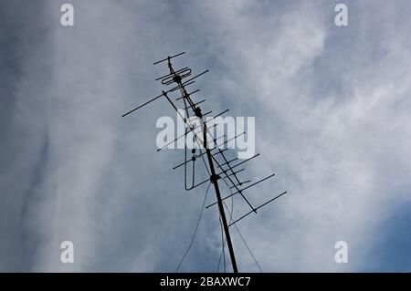 Immagine di un'antenna televisiva analogica di vecchio stile con il cielo sullo sfondo Foto Stock