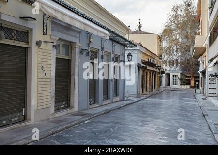 Strada vuota e negozio chiuso a plaka Atene Grecia, coronavirus Foto Stock