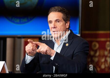 Albany, NY, Stati Uniti. 29 marzo 2020. 29 marzo 2020 - Albany, NY, Stati Uniti: Il governatore di New York ANDREW CUOMO (D) parla alla conferenza stampa al Campidoglio dello Stato. Credit: Michael Brochstein/ZUMA Wire/Alamy Live News Foto Stock