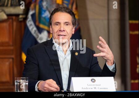 Albany, NY, Stati Uniti. 29 marzo 2020. 29 marzo 2020 - Albany, NY, Stati Uniti: Il governatore di New York ANDREW CUOMO (D) parla alla conferenza stampa al Campidoglio dello Stato. Credit: Michael Brochstein/ZUMA Wire/Alamy Live News Foto Stock