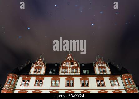 Coburg, Germania. 29 marzo 2020. Neve leggera sulla casa cittadina sulla piazza del mercato di Coburg. Credit: Nicolas Armer/dpa/Alamy Live News Foto Stock