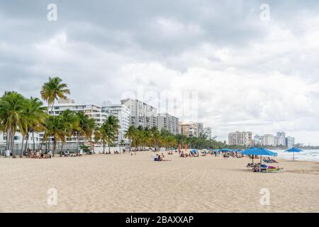 Isla Verde, Porto Rico - 29 marzo 2019: Gli spiaggiatori che godono le belle spiagge di Isla Verde, Porto Rico. Foto Stock