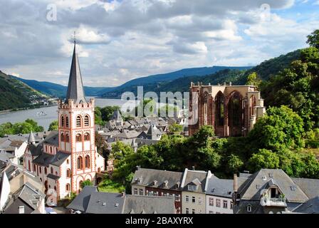 Chiesa di San Pietro e rovina del gotico Wernerkapelle lungo il Reno a Bacharach, Renania-Palatinato, Germania. Foto Stock