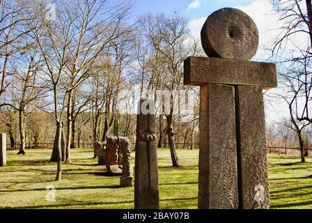 Antica lapide. Simbolo Ankh. L'abbazia di Limburgo (Klosterruine Limburg) è un'abbazia in rovina nei pressi di Bad Dürkheim, nella foresta di Palatinato, in Germania. Foto Stock