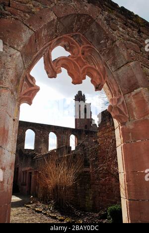 L'abbazia di Limburg (Klosterruine Limburg) è un'abbazia in rovina nei pressi di Bad Dürkheim, ai margini della foresta di Palatinato, in Germania. Vista attraverso una finestra gotica. Foto Stock