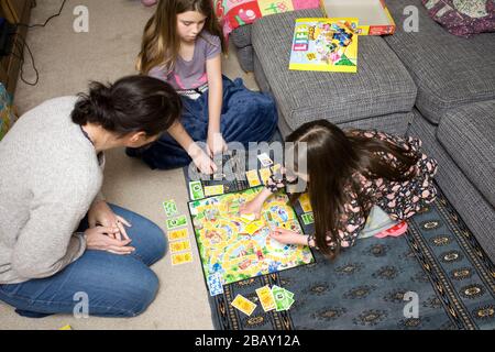 Gioco di famiglia di vita sul piano del soggiorno, Inghilterra Foto Stock