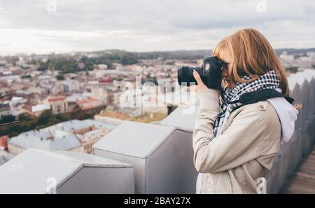 Elabora o scatta foto della città vecchia da un fotografo professionista. Posizionarsi sulla parte superiore della torre utilizzando una fotocamera professionale per le foto. Solo all'esterno. Foto Stock