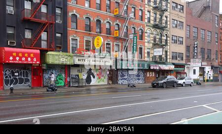 New York, NY, 29 marzo 2020. Negozi chiusi a Manhattan Chinatown durante la pandemia del coronavirus COVID-19. Mentre i ristoranti e i bar possono operare solo per il servizio di take-out e consegna, molti ristoranti di Chinatown hanno scelto di chiudere temporaneamente per proteggere il loro personale e lavoratori per motivi di salute, e per motivi di sicurezza contro possibili xenofobia e vandalismo di ispirazione razzista. Alcuni ristoranti potrebbero anche aver chiuso definitivamente a causa della flessione dell'economia. Credito: Robert K. Chin. Foto Stock